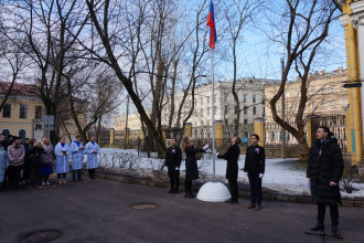 На церемонии поднятия Государственного флага вспомнили имена петербуржцев – Героев России