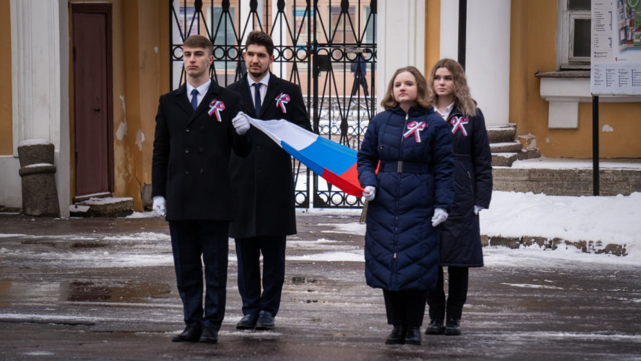 Делегация юридического факультета приняла участие в первой торжественной церемонии поднятия флага Российской Федерации в РГПУ им. А. И. Герцена
