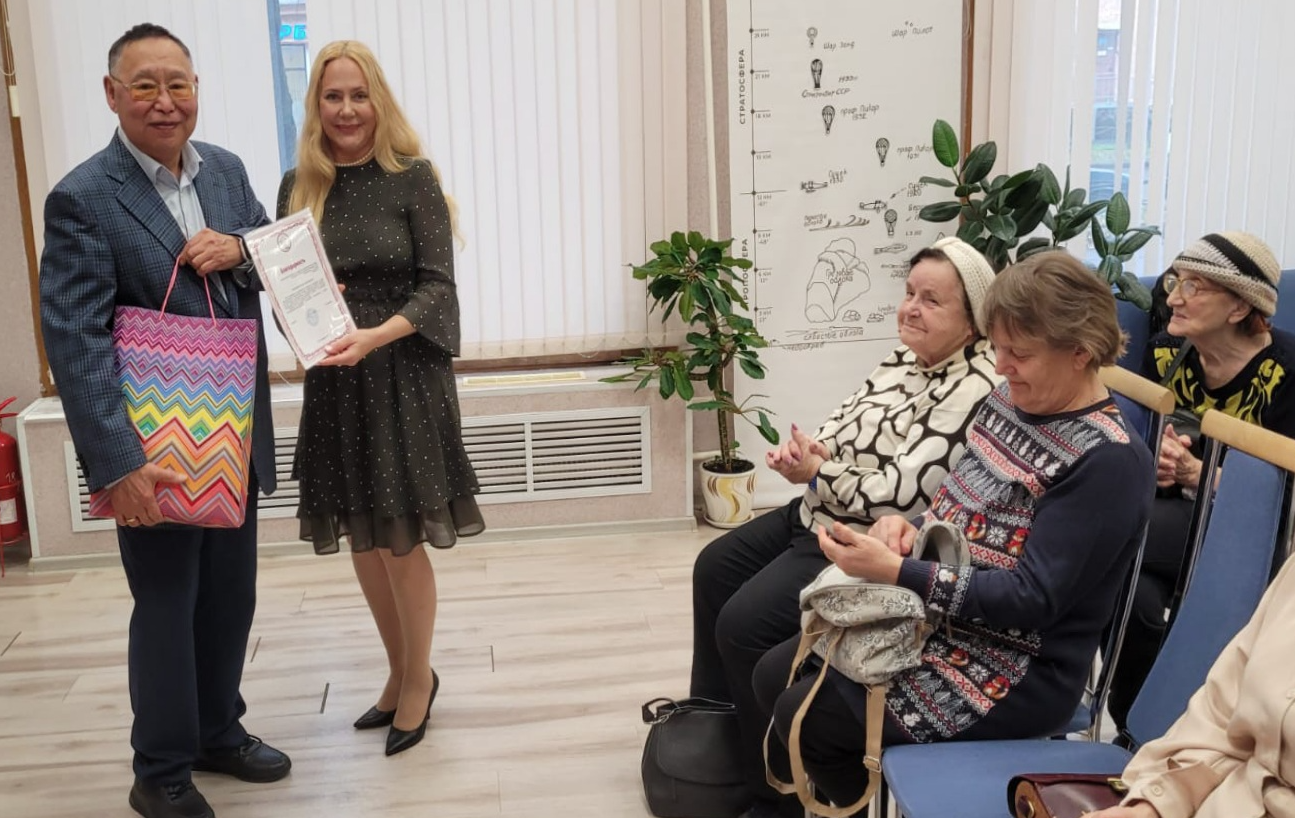 Елена Владимировна Голубева вручает Благодарность А.А.Петрову после лекции..png