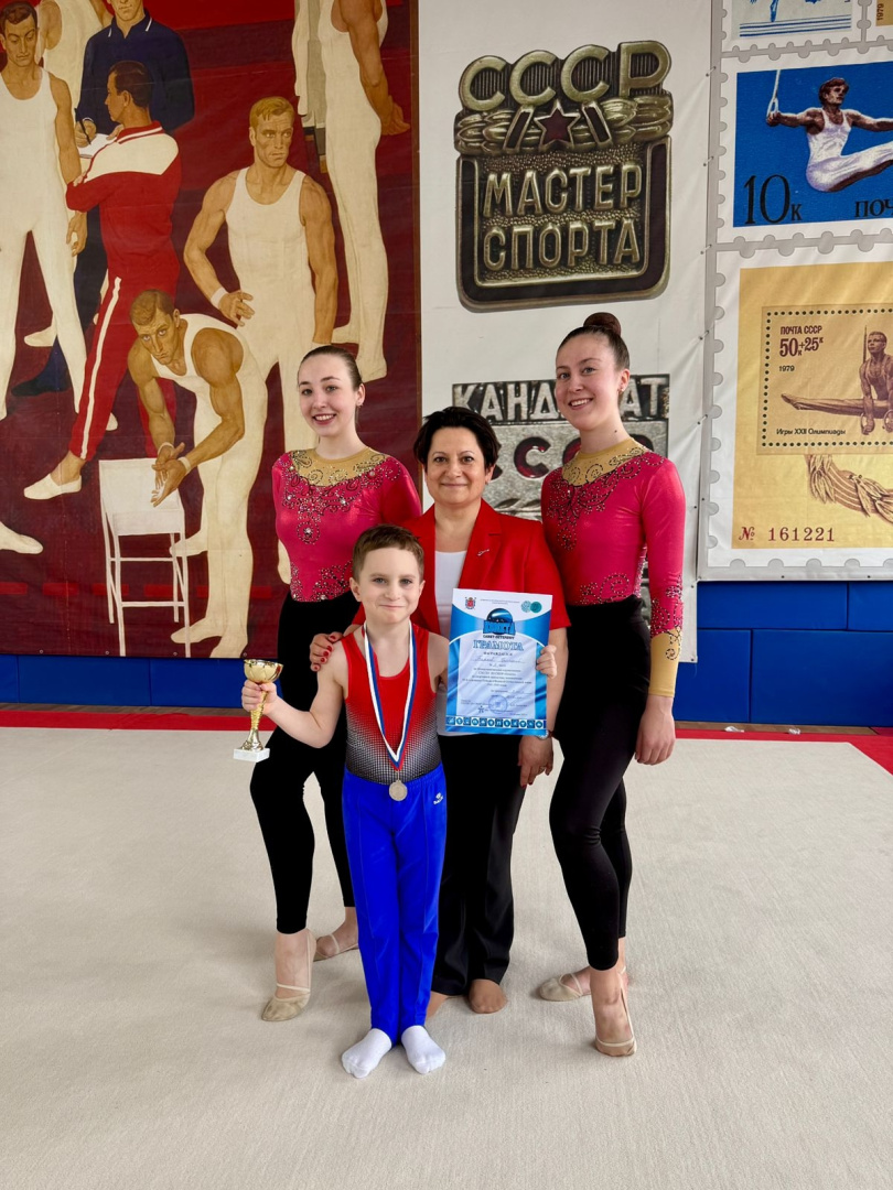 Студентки 2 курса АФК приняли участие в межмуниципальных соревнованиях по спортивной гимнастике в спортивной школе олимпийского резерва «Комета». 