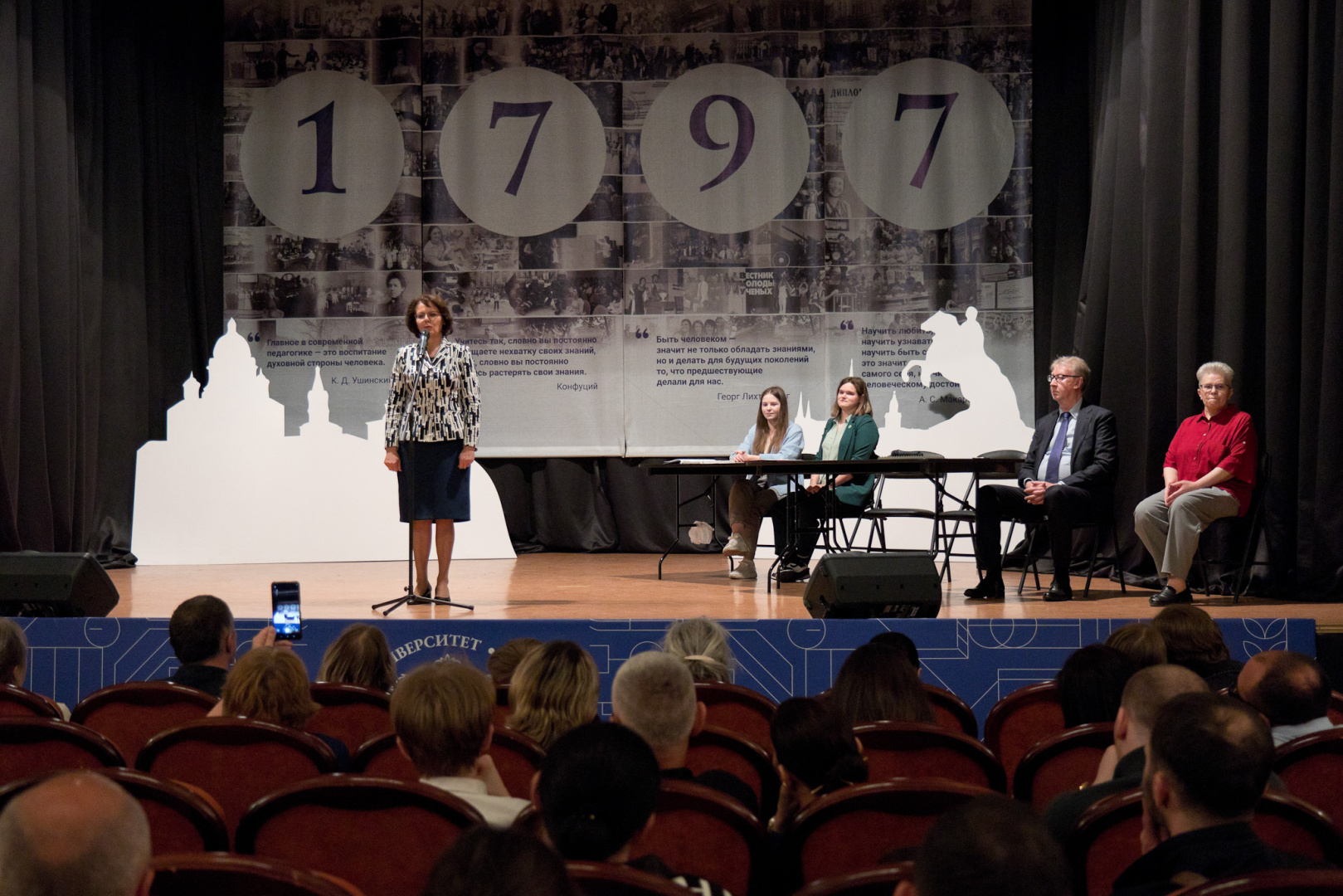 phys-alumni-2025-104-rs.jpg
