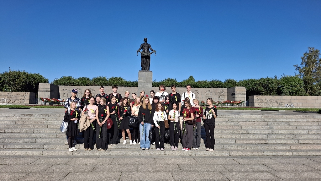 Делегация института иностранных языков РГПУ им. А. И. Герцена почтила память жертв блокады Ленинграда