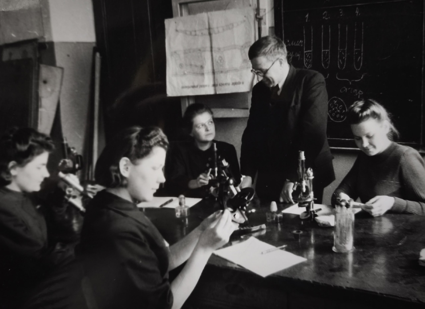 Ф.Д. Сказкин проводит практические занятия со студентами 1948.jpg