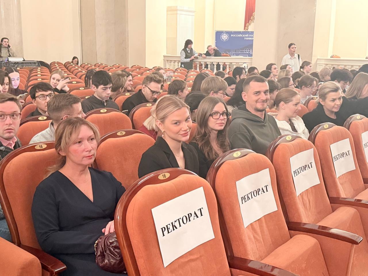 Преподаватели, сотрудники и студенты магистратуры юридического факультета посетили показ спектакля «Нина-Чайка!» в Колонном зале