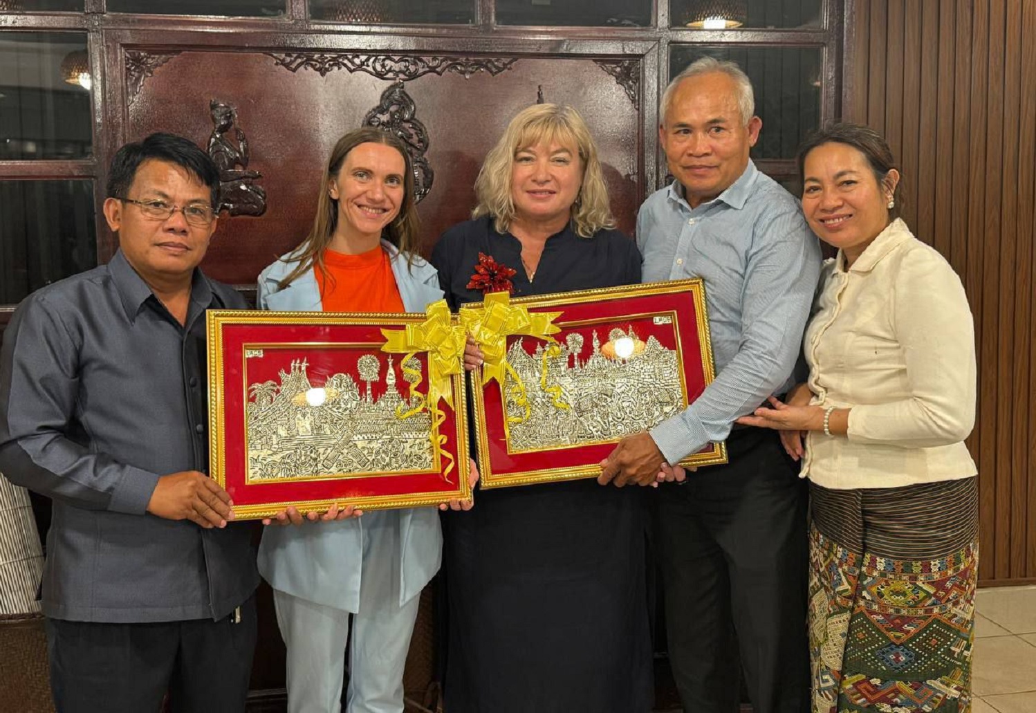 Сертификаты об окончании курсов по русскому языку вручили слушателям в центре открытого образования в Национальном университете Лаоса