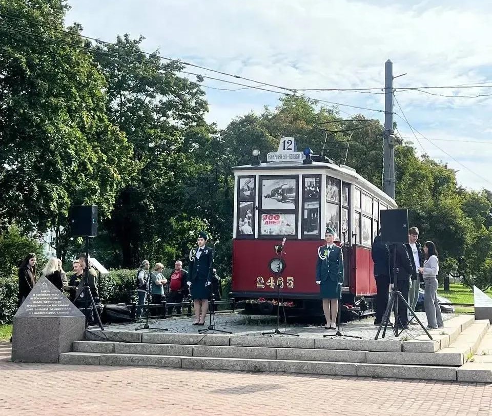 Студенты факультета комплексной безопасности посетили мемориалы «Блокадный трамвай» и «Танк-победитель»