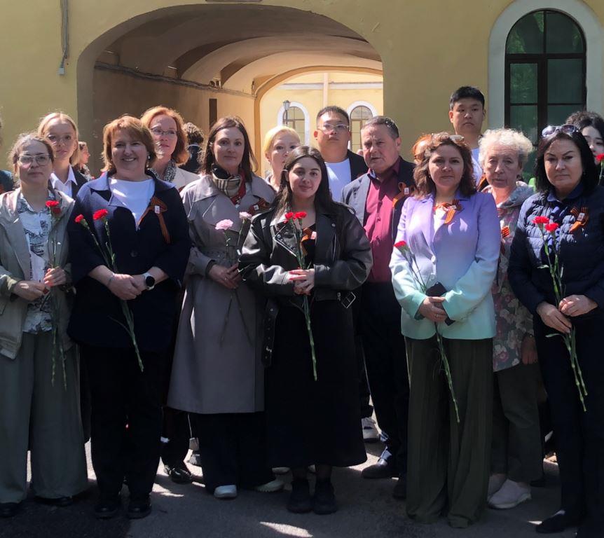 Безгодова С.А., преподаватели и студенты приняли участие в ежегодной торжественной церемонии возложения цветов к Мемориалу павшим в Великой Отечественной войне героям-герценовцам