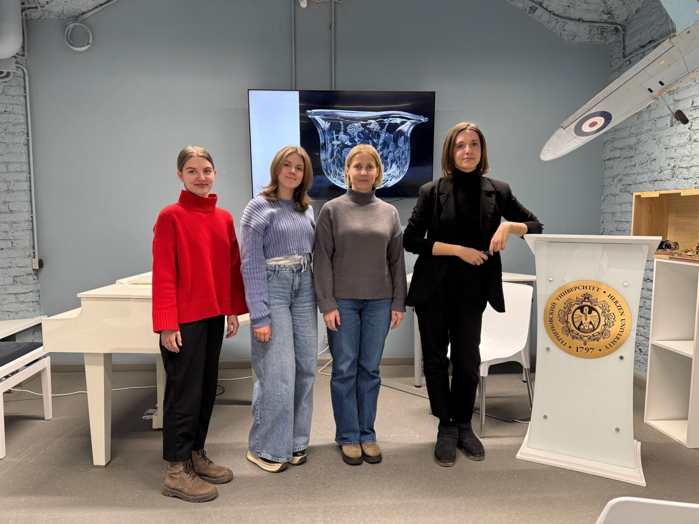 Лекция «Спит под снегом Летний сад, метроном не умолкает»: образы войны в декоративном искусстве Ленинграда»