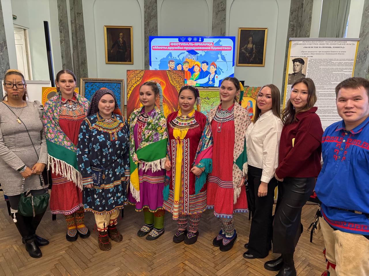 Студенты кафедры уральских языков, фольклора и литературы приняли участие в фестивале-ярмарке "Мосты дружбы: празднование Единства"