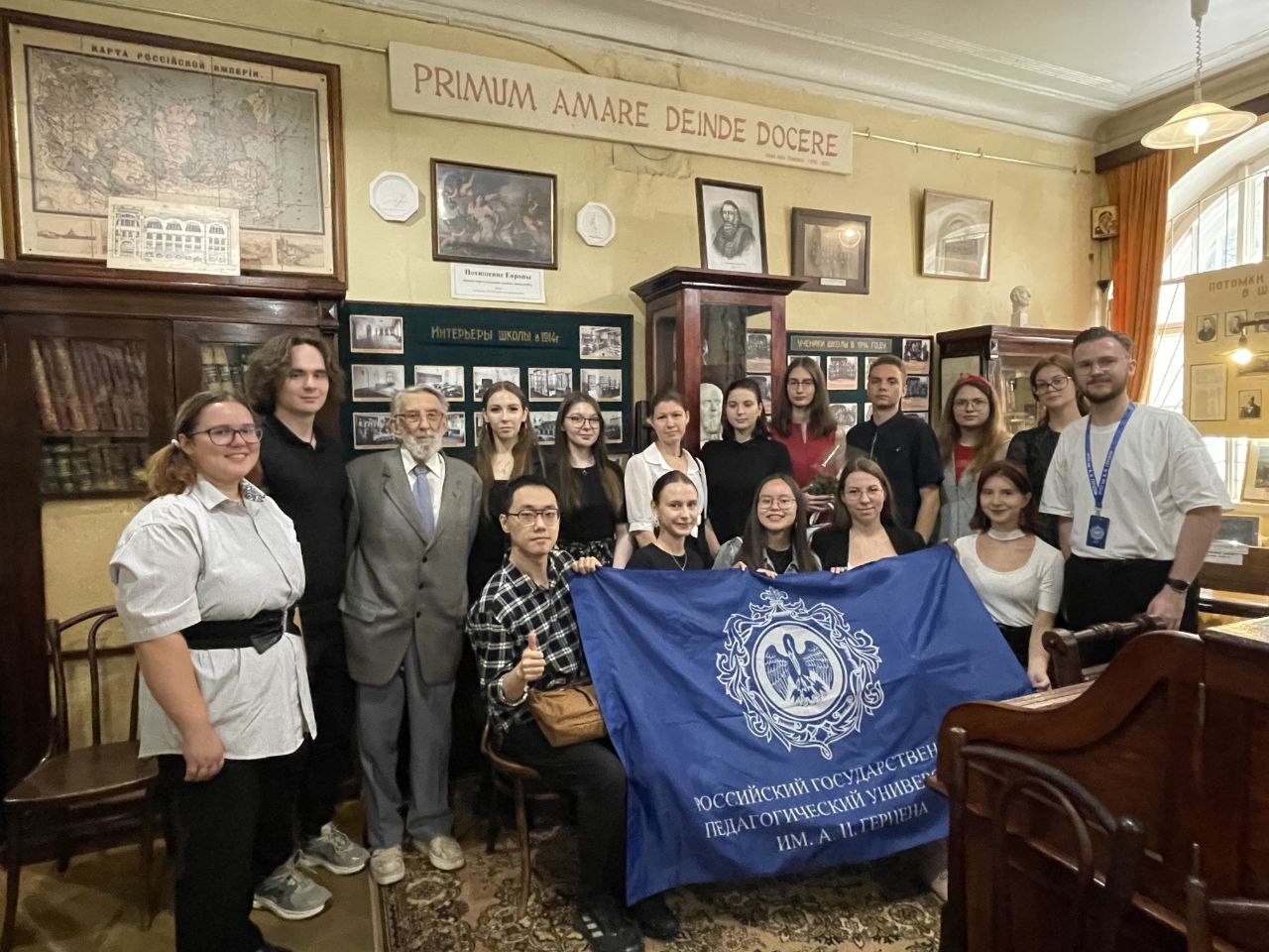 В музее истории школы Карла Мая