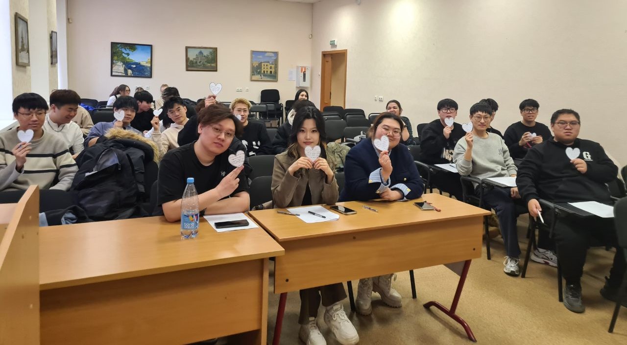 Международный женский день обсудили иностранные студенты и российские школьники