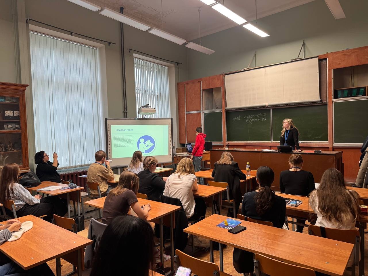 Студенты Института художественного образования приняли участие в организации III Всероссийской научно-практической конференции для школьников 8–11 классов «Юниоры науки 2025»