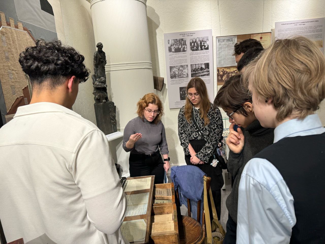 Новость. Занятие по музейному делу для школьников прошло на выставке об истории РГПУ 