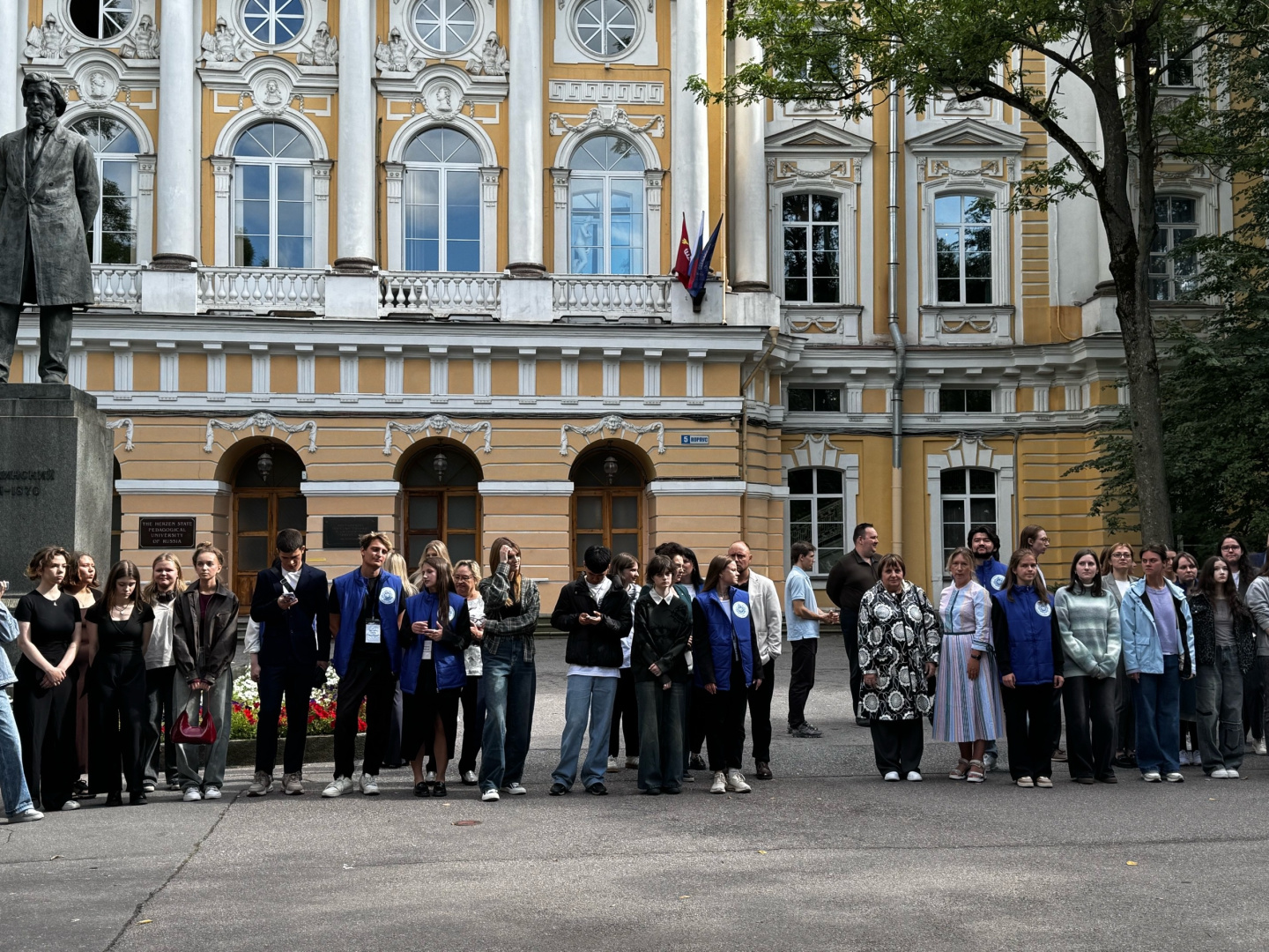 22 сентября юридический факультет принял участие в торжественной церемонии поднятия государственного флага России