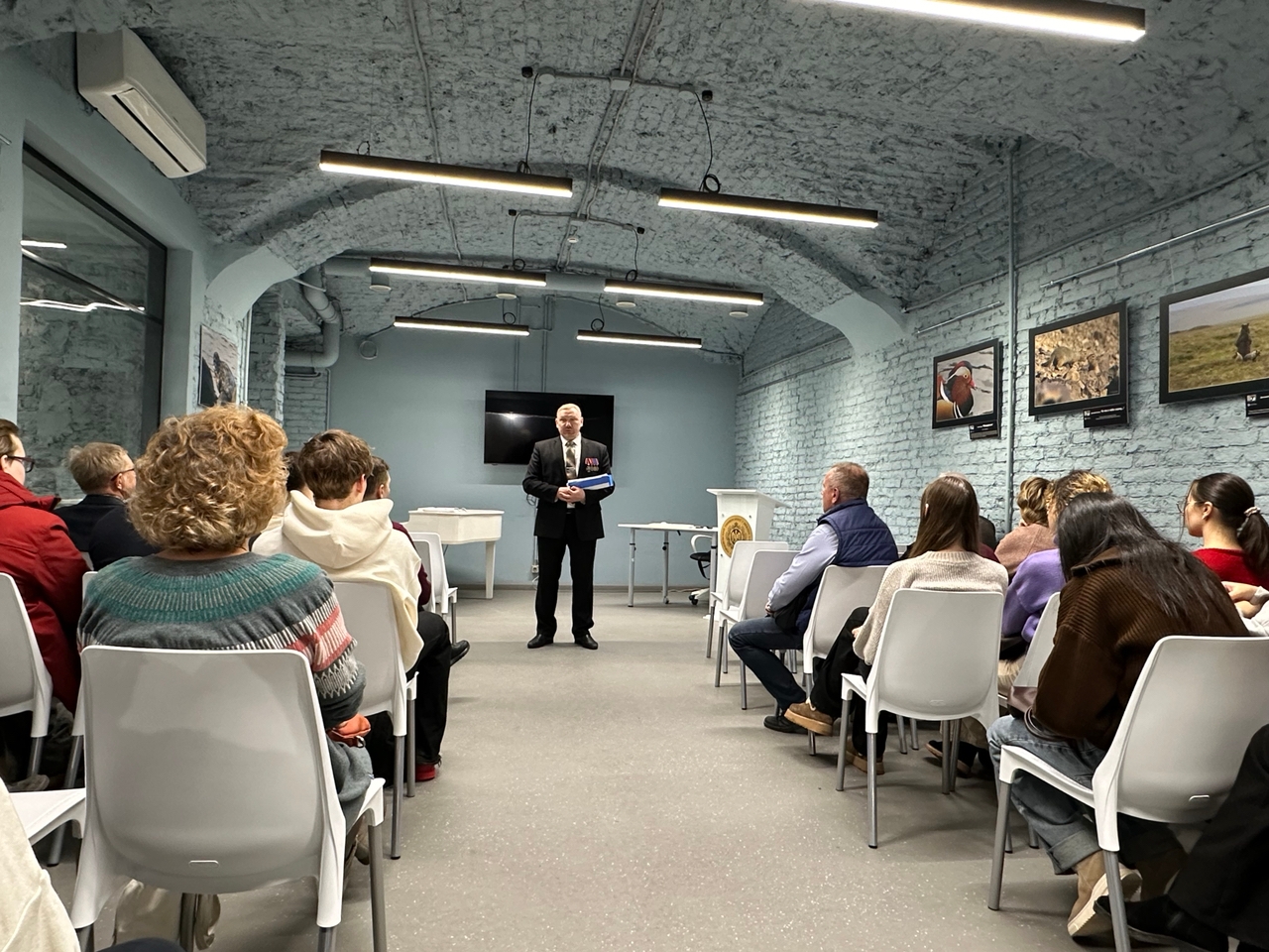 В Открытом кампусе состоялся творческий вечер с автором сборника стихов «Не зря мы в этот мир пришли» Алексеем Александровичем Морозовым, кандидатом юридических наук, доцентом кафедры гражданского права, офицером запаса, кавалером Ордена Мужества и членом