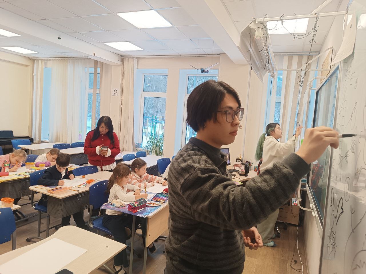 Иностранные студенты Герценовского университета провели занятие в Детской школе искусств ГБОУ гимназии № 642 Василеостровского района