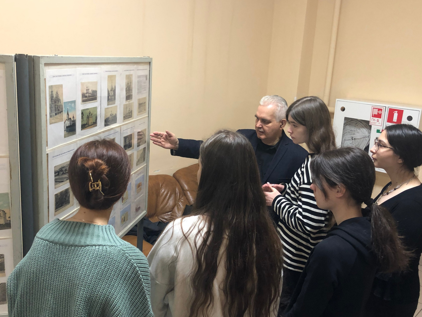 В Герценовском университете открылась филателическая выставка «Православие и культура»