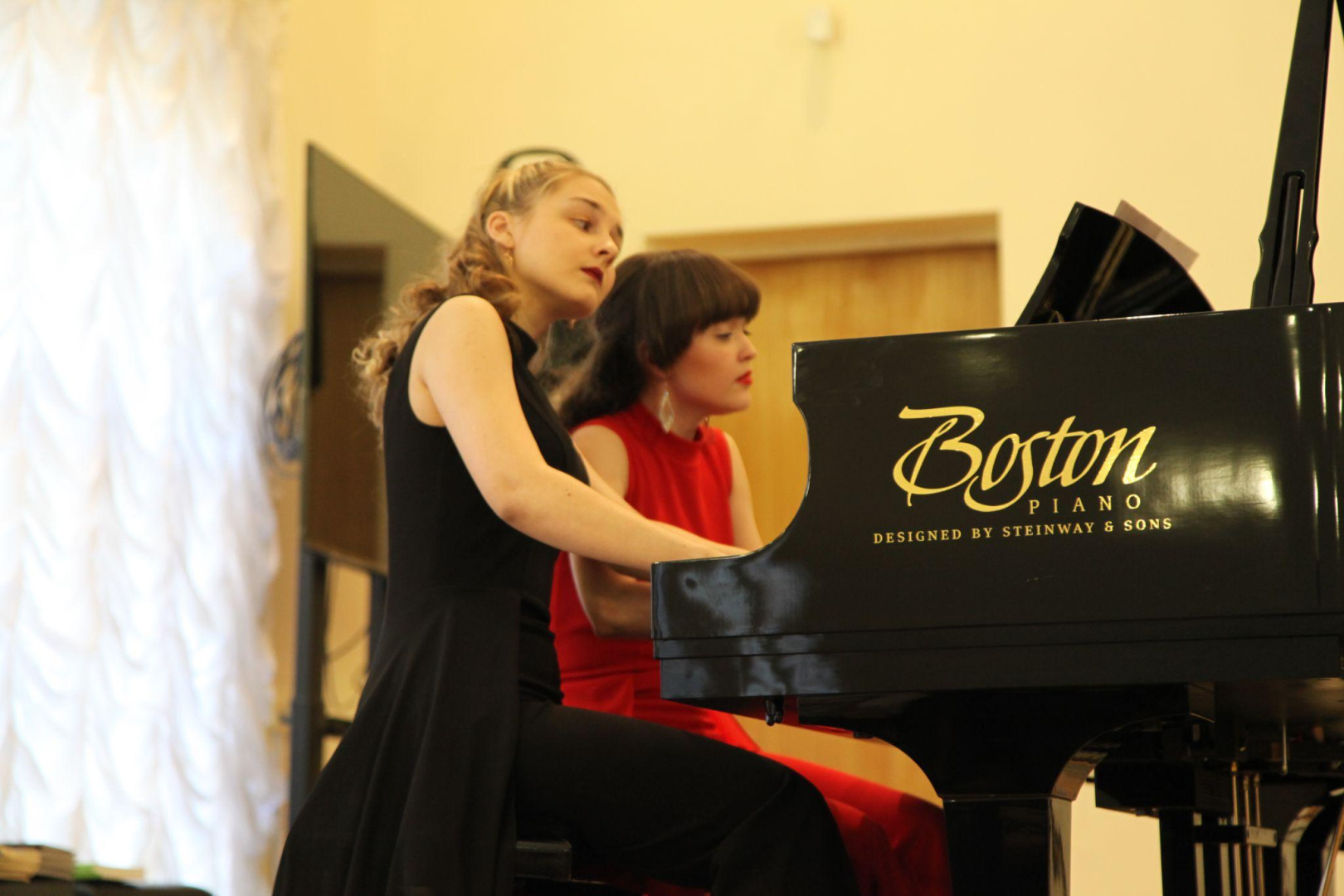 В конкурсе пианистов принимают участие 63. Концертный зал имени Аврамковой.