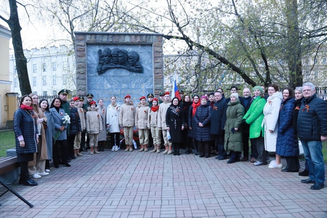 Торжественная церемония возложения цветов у Мемориала павшим героям-герценовцам Великой Отечественной войны 