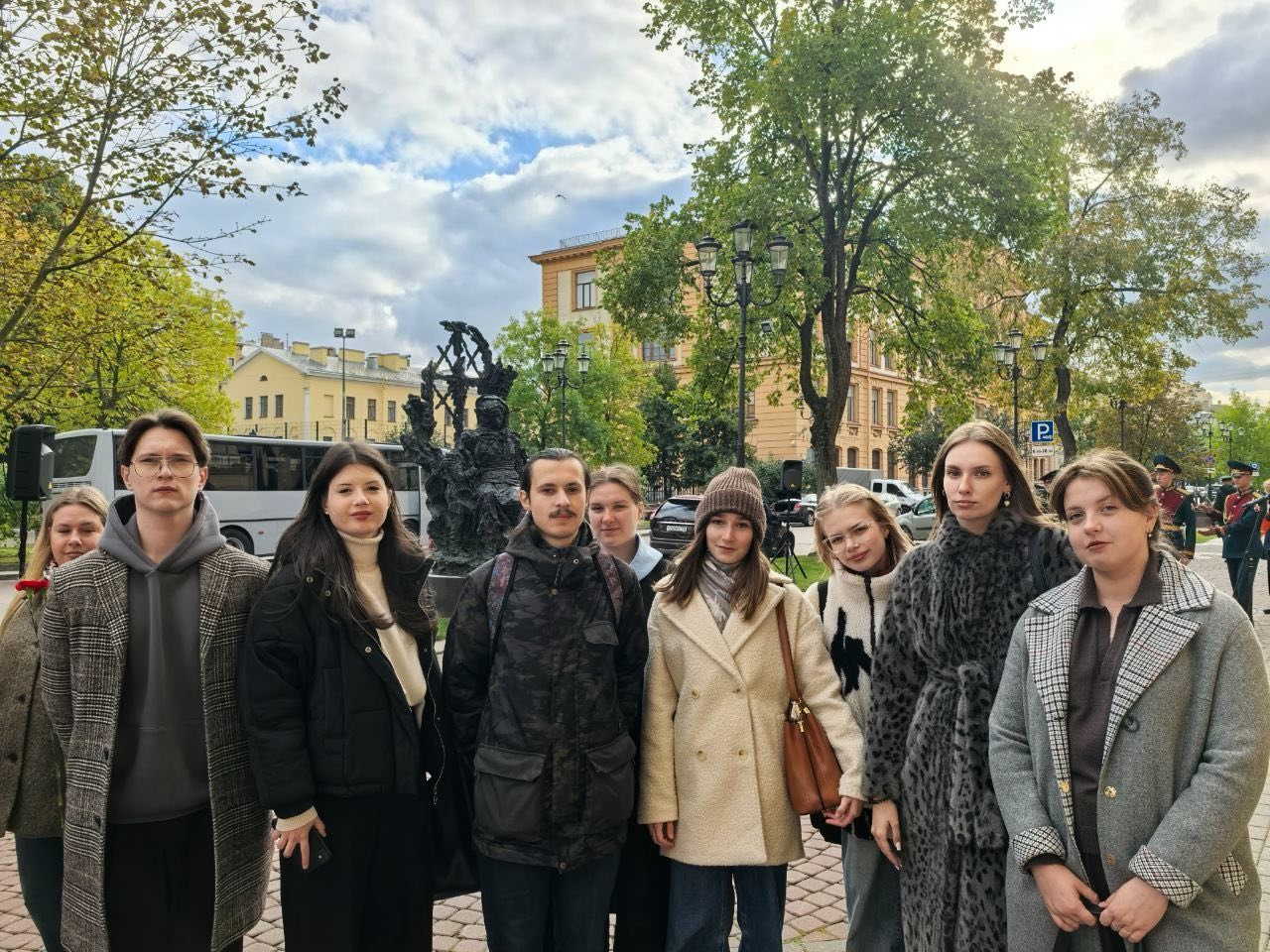 Студенты факультета химии приняли участие в траурной церемонии возложения цветов к памятнику «Блокадный учитель» в Соляном переулке