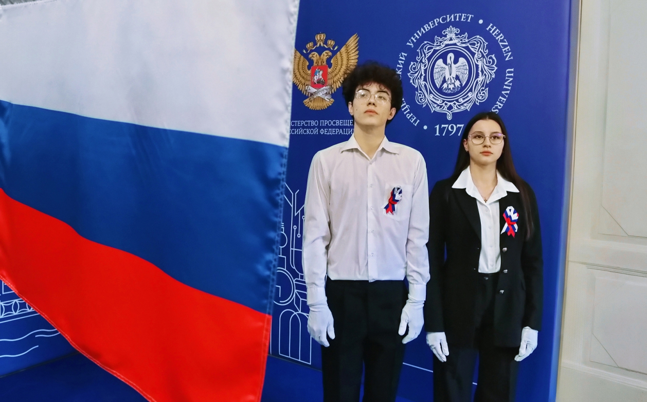 Первокурсница института дефектологического образования и реабилитации приняла участие в церемонии поднятия флага