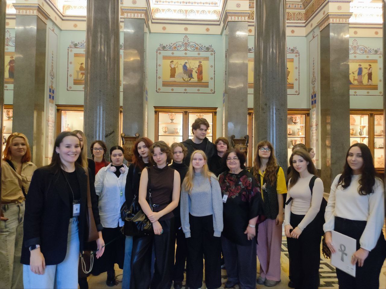 7 ноября студенты младших курсов посетили эрмитажное занятие досугового клуба "Лабиринты культурной столицы", посвящённое феномену зеркала в культуре Древнего мира