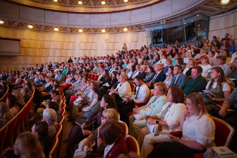 Доцент института иностранных языков выступила на Августовской педагогической конференции Петроградского района