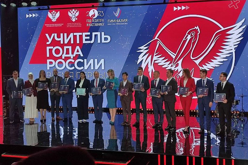 «Через знания в космос»: выпускник института физики, финалист конкурса «Учитель года России — 2023» Алексей Боккин стал победителем в специальной номинации от корпорации «Роскосмос»