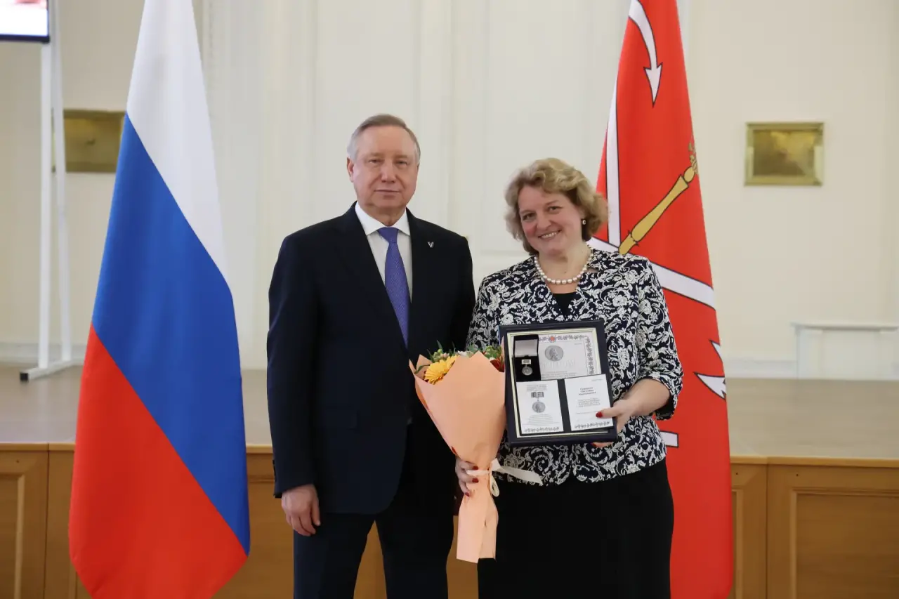 Светлана Анатольевна Суворова - лауреат премии Правительства Санкт-Петербурга за достижения в воспитательной работе