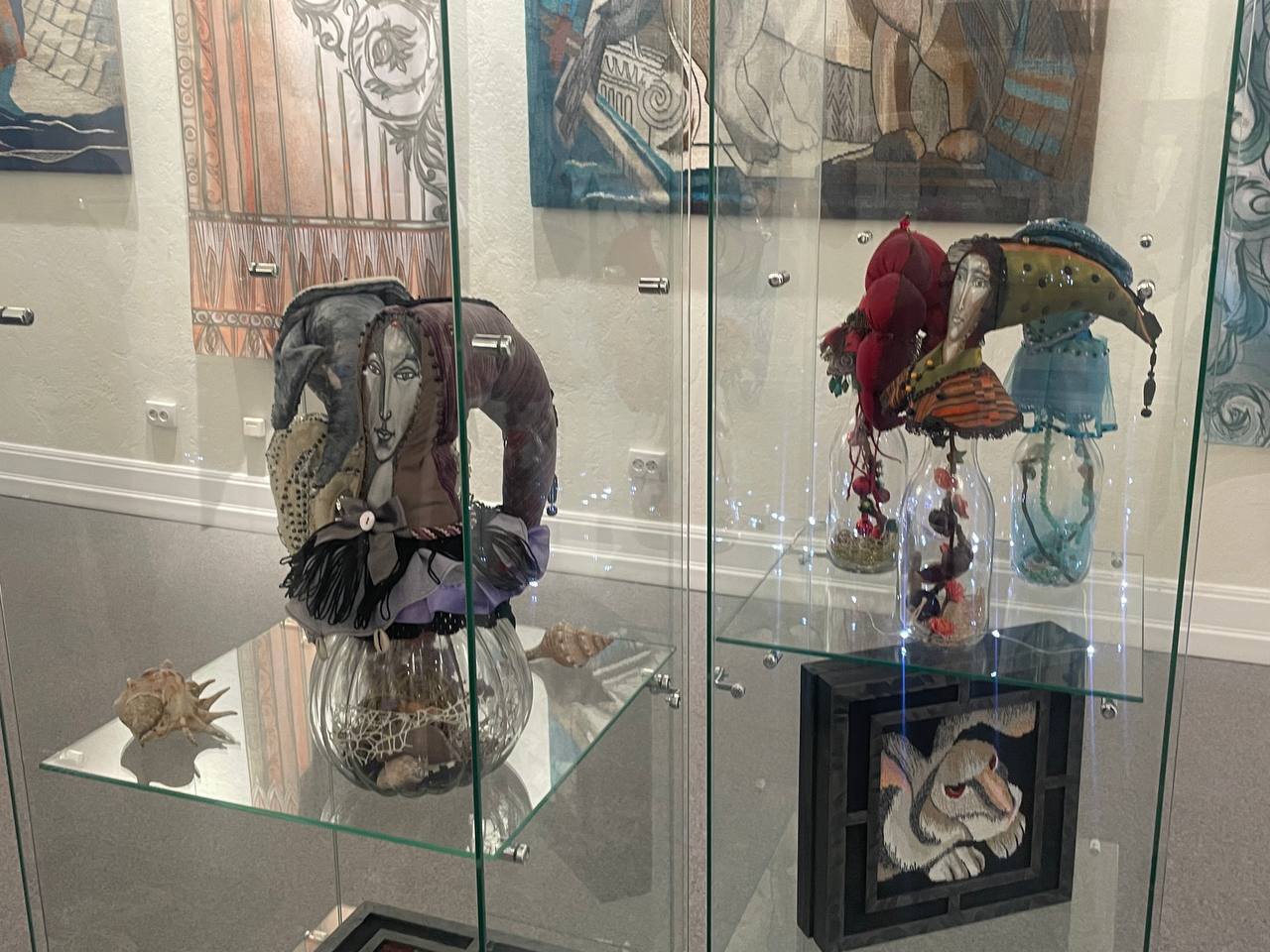 Кураторская экскурсия по выставке декоративного искусства «Рождество в университете»