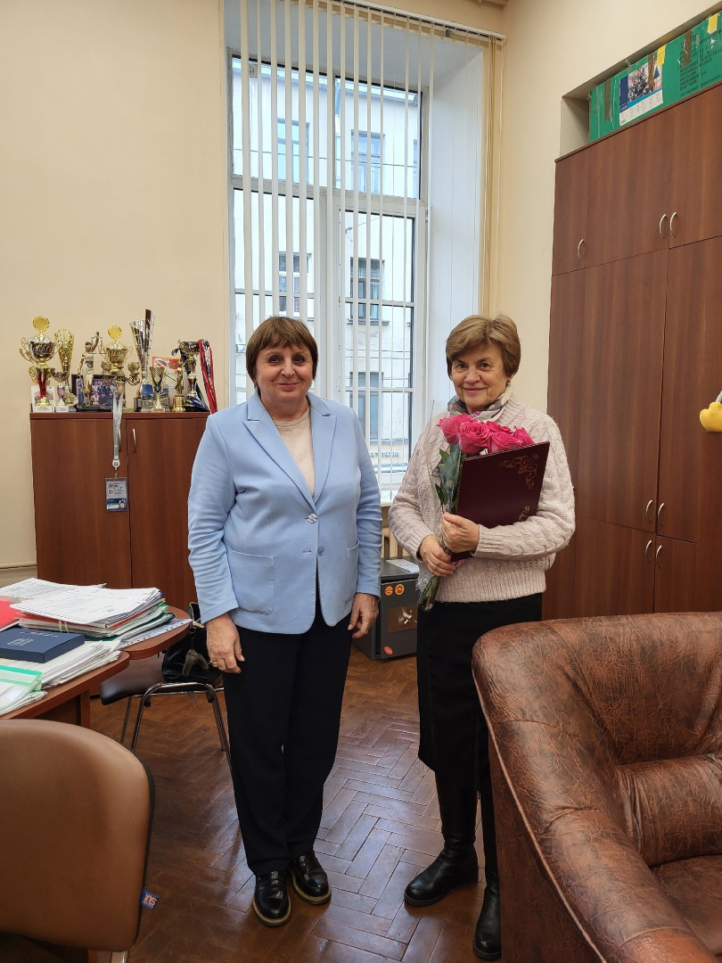На заседании кафедры теории права и гражданско-правового образования в торжественной обстановке поздравили к.пед.н., доцента, доцента кафедры Морозову Светлану Алексеевну с 75-ым юбилеем