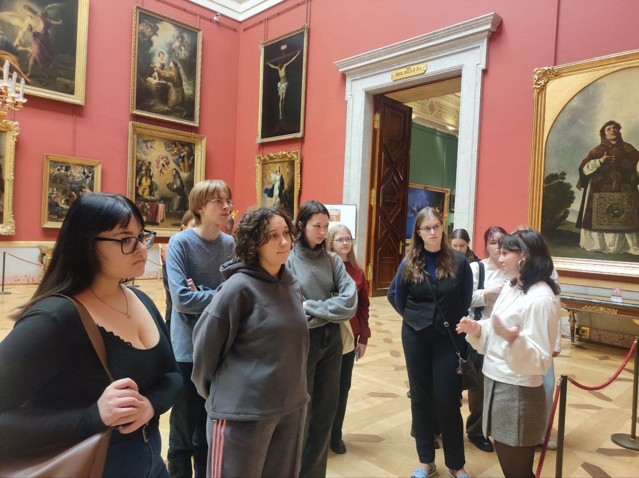 5 декабря в рамках кураторского часа группа 1 курса МТО познакомилась с работой студенческого клуба «Лабиринты культурной столицы»