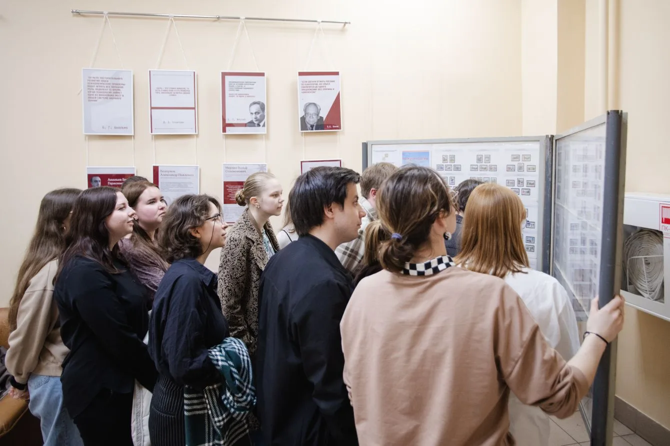 Через почтовые марки — к единству страны: студенты и преподаватели факультета химии посетили филателистическую выставку «Сила России в единстве России»