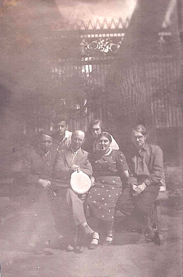 М.П. Алексеев со студентами 1940г.jpg