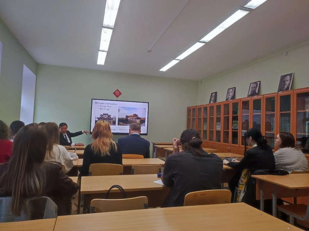 В институте востоковедения возобновлены лекции генерала-майора Чинь Куок Кханя
