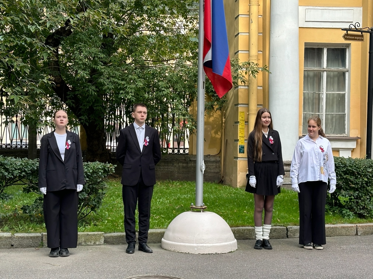 Рабочая неделя в Герценовском университете началась с торжественной церемонии поднятия государственного флага Российской Федерации