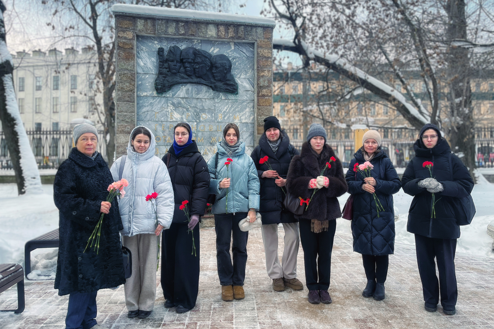 Сотрудники и студенты института возложили цветы в память о жителях и защитниках Ленинграда