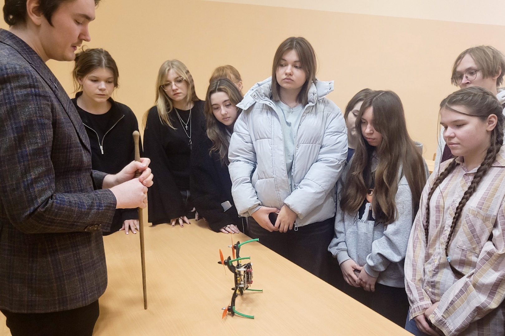 Студентов института физики познакомили с историей развития, устройством и применением беспилотных летательных аппаратов