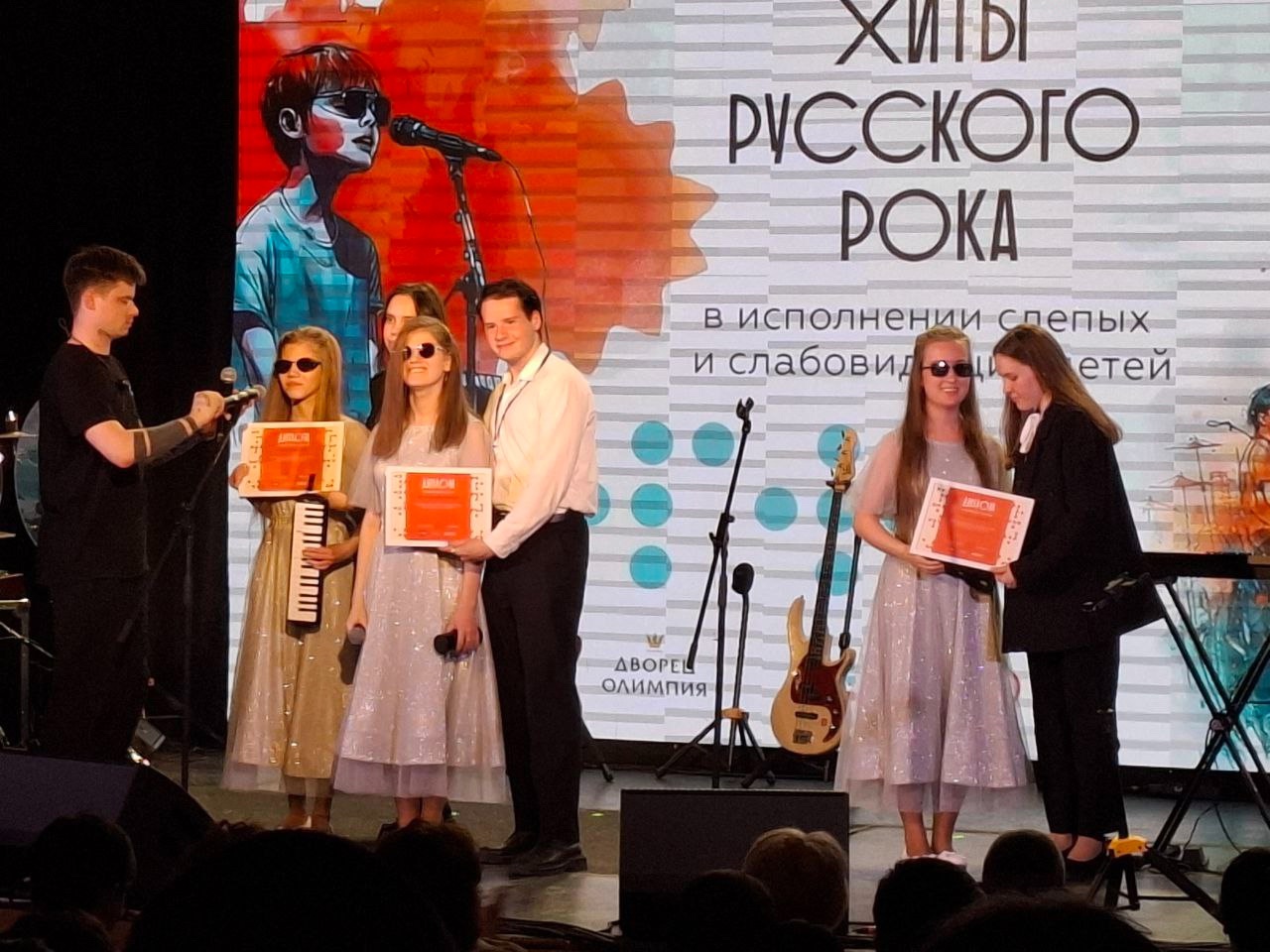 Студенты приняли участие в организации благотворительного концерта «Хиты русского рока» во дворце «Олимпия»