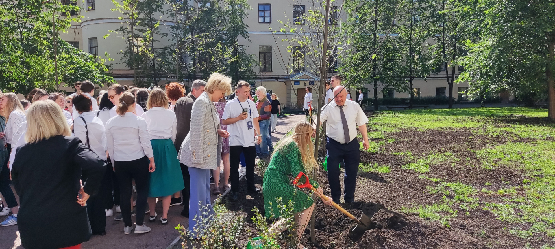 У 20 корпуса была заложена аллея им. К. Д. Ушинского