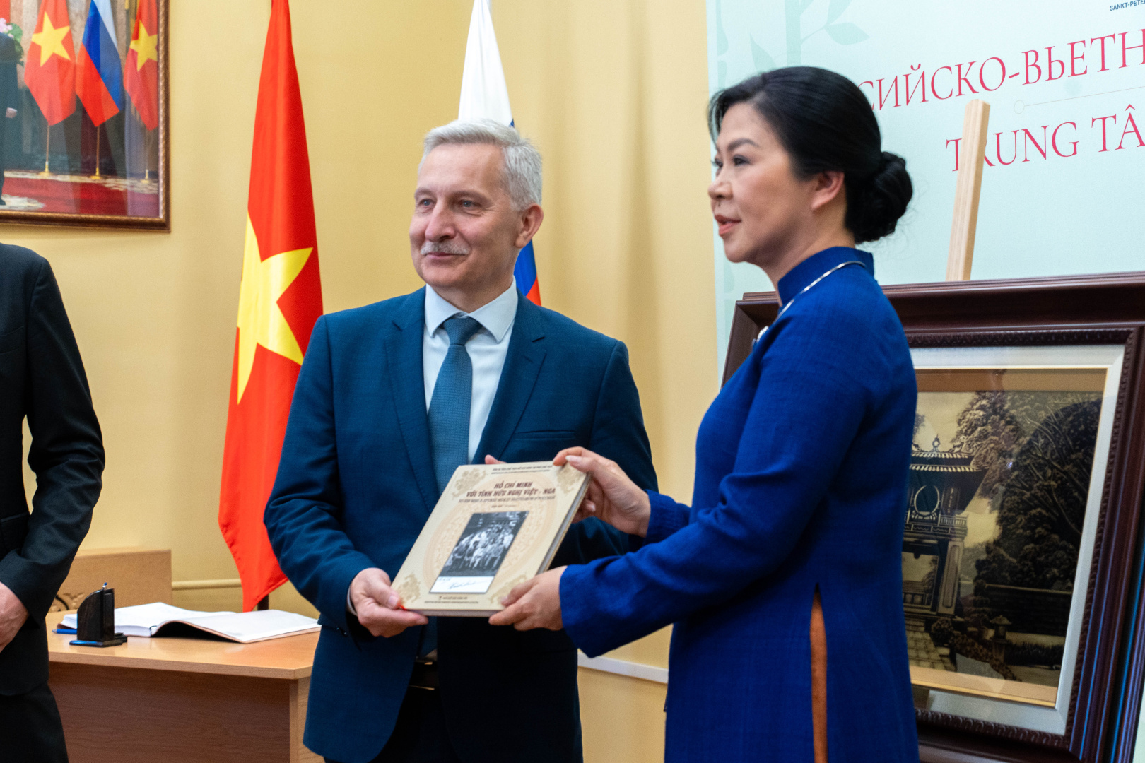 Первая леди Вьетнама прибыла с визитом в Герценовский университет и посетила Открытый кампус