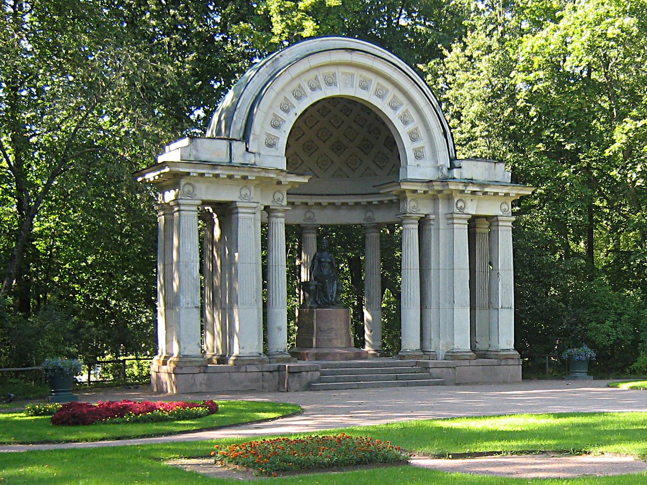 Pavlovsk_park1025_cropped.jpg