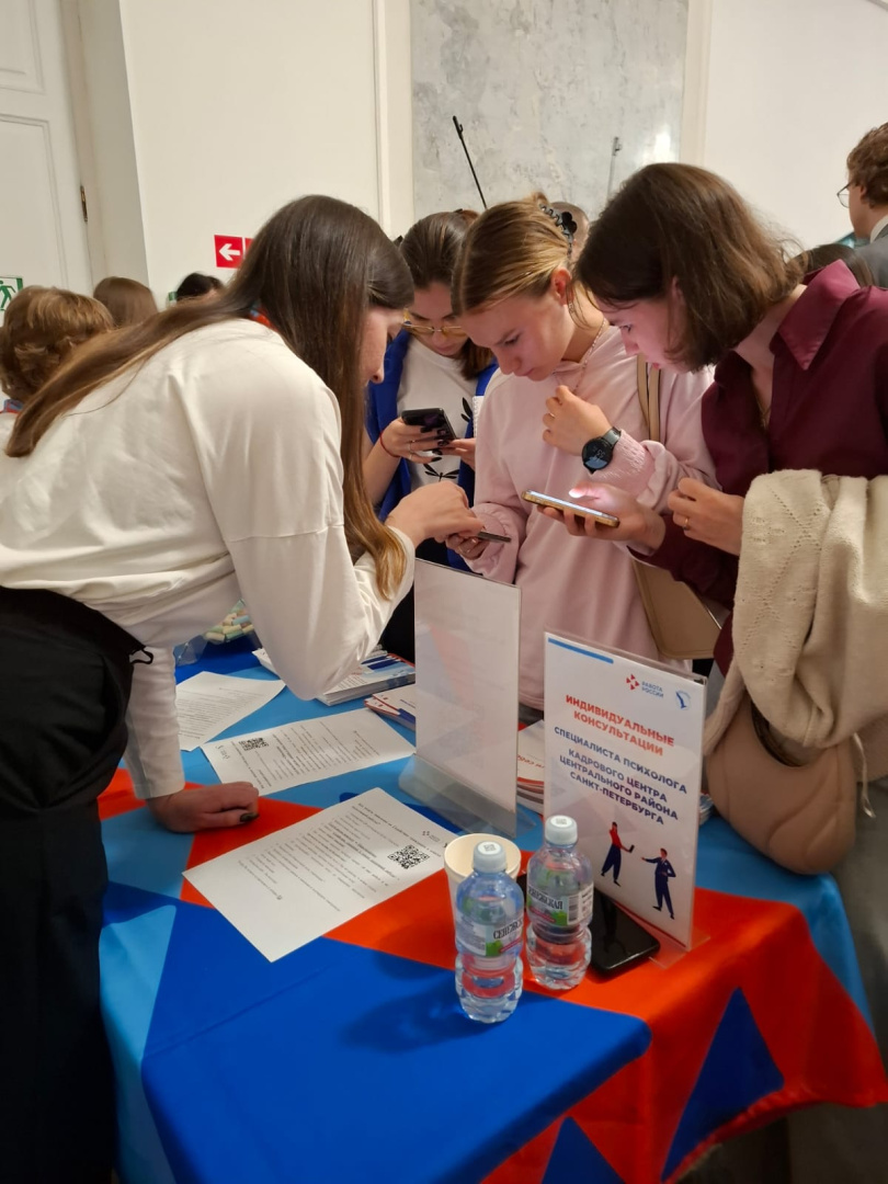 Первокурсники факультета посетили презентацию студенческого движения «Твой ход»