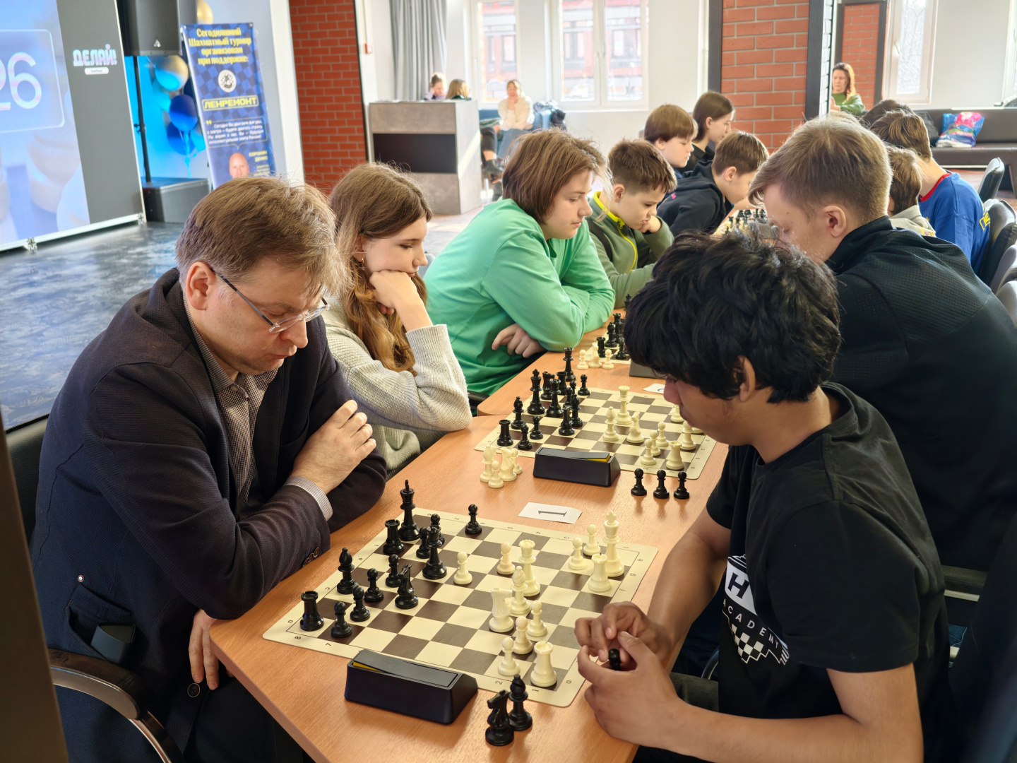 игра сильнейших шахматистов за первыми досками.jpg