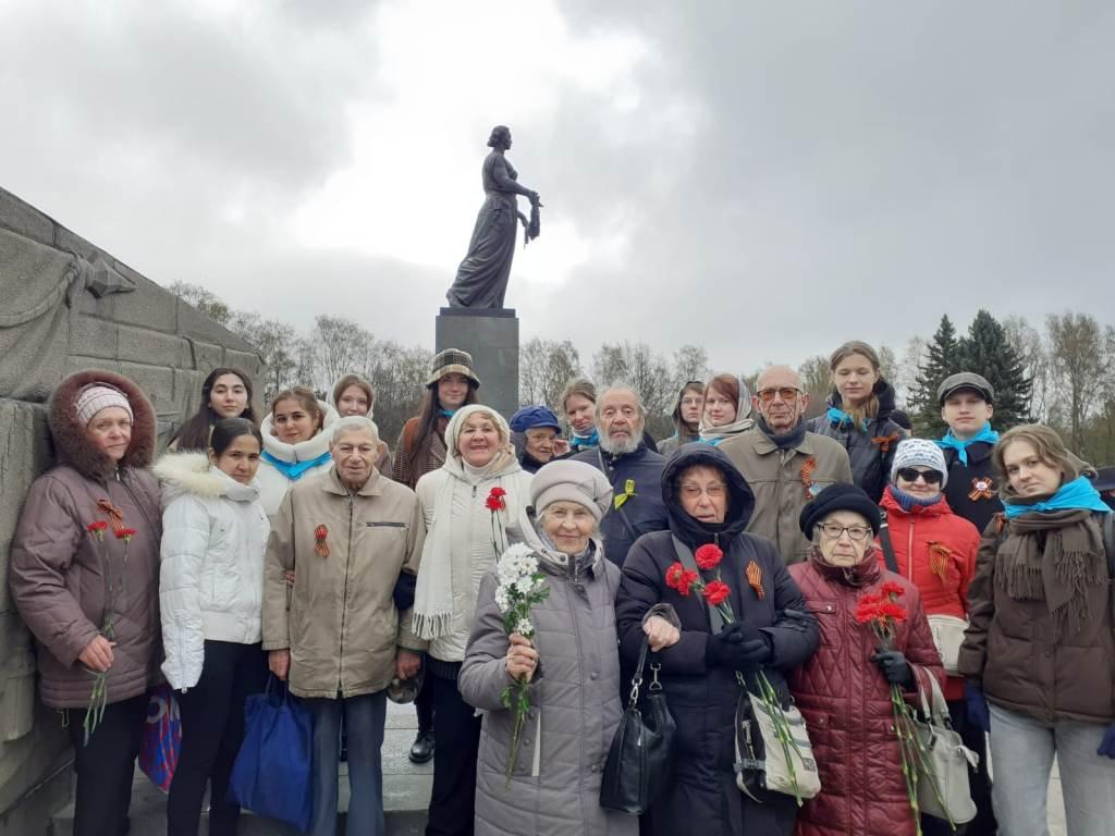 Участники студенческого объединения "Волонтеры Блокадной летописи Ленинграда" сопровождали ветеранов-блокадников во время церемонии возложения венков на Пискаревском мемориальном кладбище