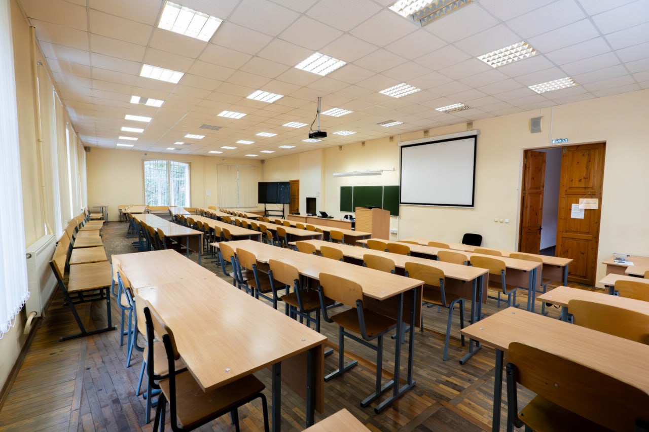 Студенты и сотрудники института могут использовать новейшее оборудование — 14 учебных аудиторий были оснащены современной техникой