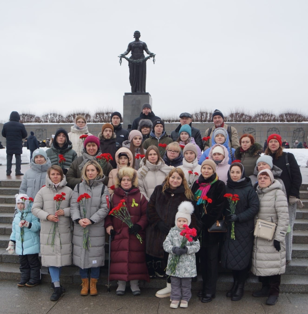 На Пискаревском мемориальном кладбище состоялась торжественно-траурная церемония возложения венков и цветов.