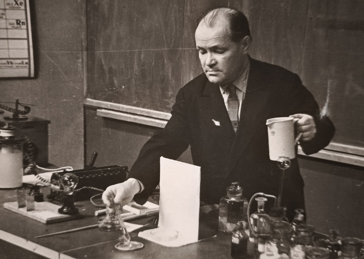 А.д.Смирнов ставит опыт.jpg