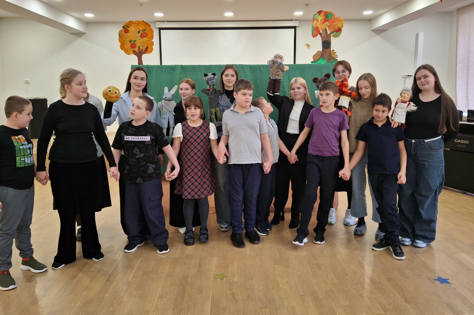 Участники студенческого мобильного кукольного театра для детей с ОВЗ "Сказка, доступная всем!" представили театральную постановку по мотивам сказки "Колобок" в школе №755