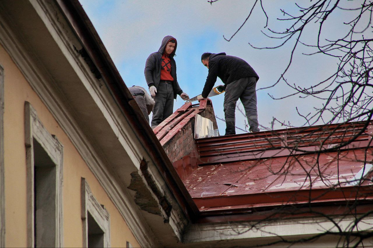 Специалисты обновили крышу 12-го корпуса РГПУ им. А. И. Герцена